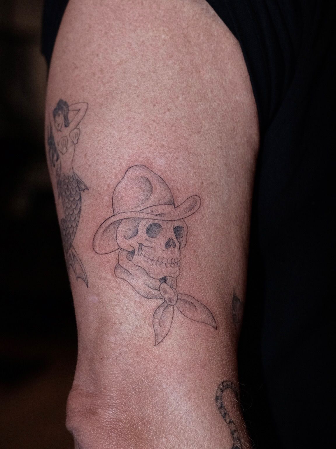 Skull wearing a cowboy hat and neckerchief on the leg
